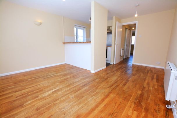 Lowry Crescent, Mitcham, CR4 - Photo 1