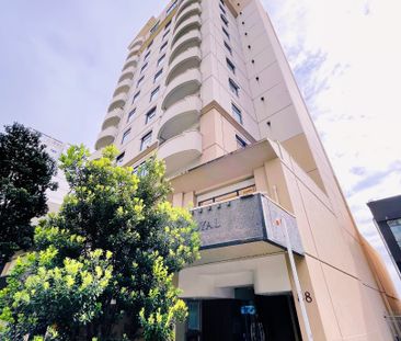 Spacious CBD Apartment - Photo 4