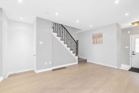 Townhouse For Lease | N8144096 - Photo 5