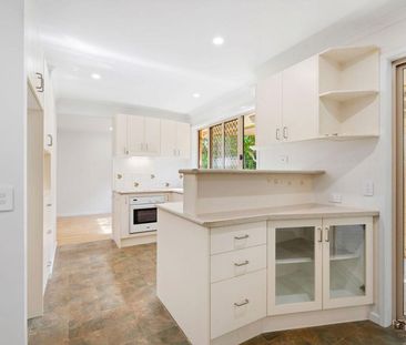 4 bedroom family home close to everything - Photo 6