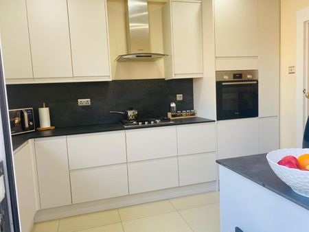 3 Bed Terraced House, Eastcombe Avenue, SE7 - Photo 2