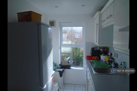 1 bedroom in a house share to rent - Photo 4