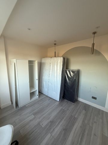 Studio Flat, Woodmansterne Road, SW16 - Photo 2