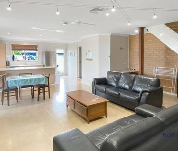 Furnished Three-Bedroom Townhouse in South Dubbo - Photo 6