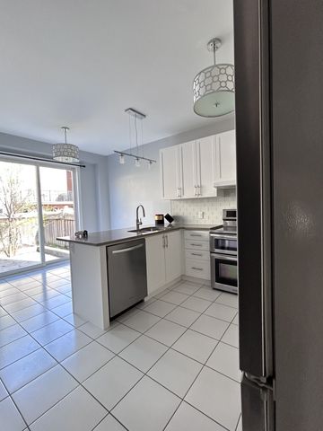 For Lease - 438 Kwapis Boulevard, Newmarket, Ontario - Photo 3