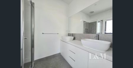 Suburban Sanctuary: Contemporary Family Living in Greenvale - Photo 3