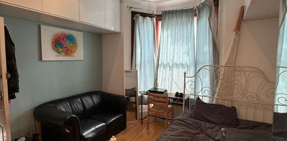 Room in a Shared House, Steele Road, E11 - Photo 2