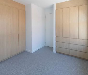 Architecturally crafted townhouse - Photo 2