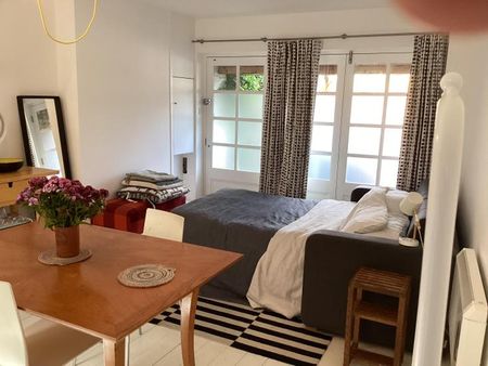 A modern self-contained studio apartment with double bed, en-suite bathroom and fully equipped kitchen in Kew, South west London . The studio has its own separate entrance, courtyard garden and a parking space available . - Photo 2