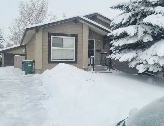 Main Floor 3BR 2BTH - Very Spacious | Calgary - Photo 1