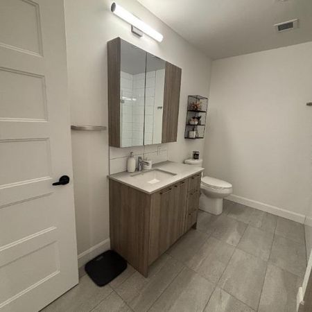 ✨ 3 ½ moderne, dernier étage, très lumineux – Wi-Fi & stationnement intérieur inclus ! - Photo 3