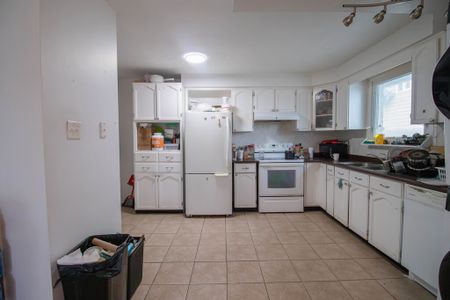 Spacious 3 Bedroom Main Unit in Thorold! - Photo 3
