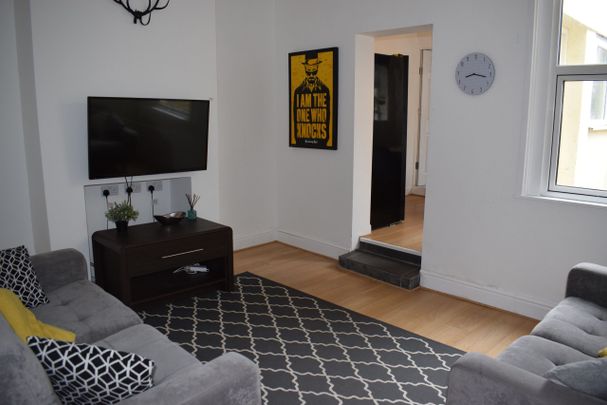 Spacious Ensuite - On Street Parking - Photo 1