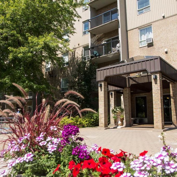 3 1/2 Charlesbourg - Piscine - jardins - juillet - Photo 1