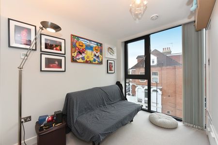 3 Bed Flat, Essex Park Mews, W3 - Photo 2