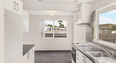 Three bedroom home in Manurewa! - Photo 3