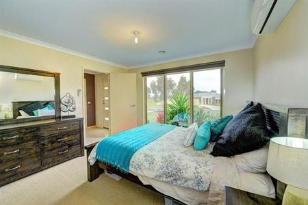 SPACIOUS THREE BEDROOM HOME WITH DECK FOR ENTERTAINING - Photo 4