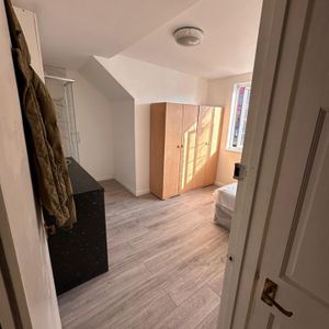 Studio Flat, Village Way East, HA2 - Photo 2