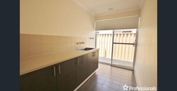 SIZE, LOCATION, PARK LAND VIEWS - Reverse Cycle Air Conditioning! - Photo 1