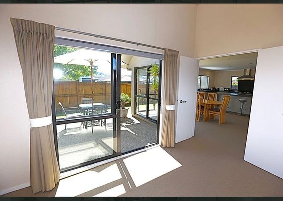 Charming 4BR Family Home in Flat Bush! - Photo 1