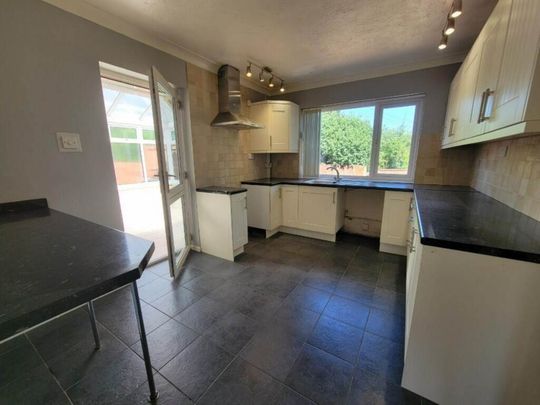 2 bedroom bungalow to rent - Photo 1
