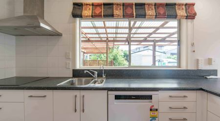 Well Presented Family Home - Photo 3