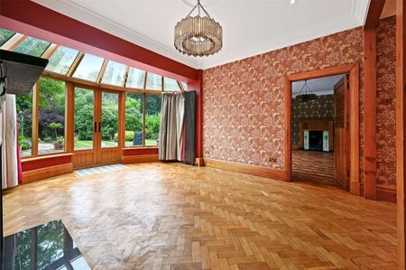 A beautifully presented and spacious six bedroom, five bathroom house. Offered unfurnished and available now. - Photo 5