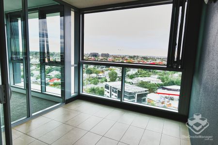 More Than a One-Bedroom – Space, Style & Spectacular Views - Photo 5