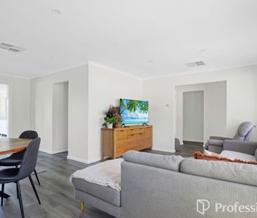 Modern Three Bedroom Abode - Photo 2