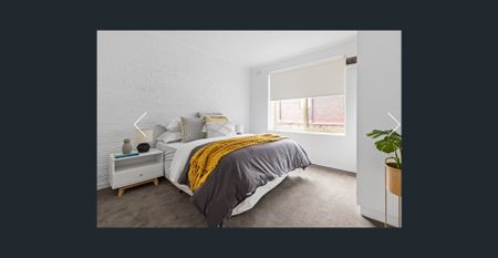 Top-Floor Apartment in a Prime Tree-Lined Location - Photo 5