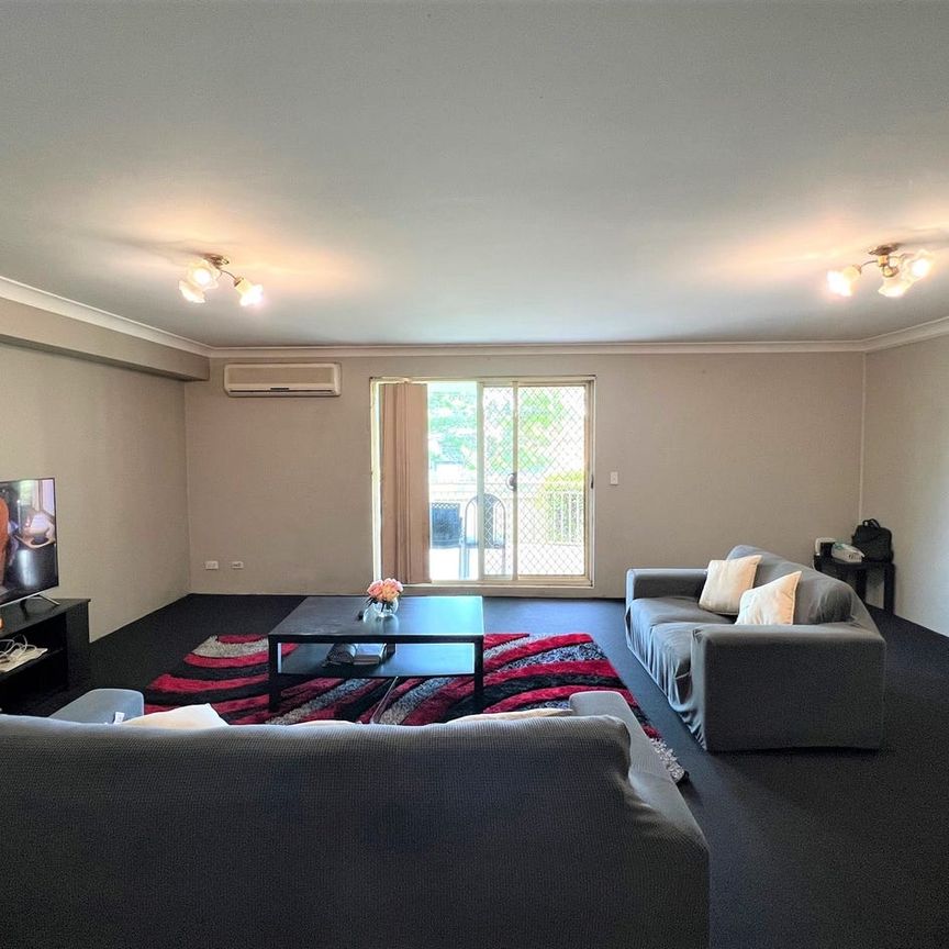 COMFORTABLE LIVING ON THE GROUND FLOOR - Photo 1