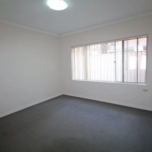 Neat & tidy ground floor 2 bedroom unit - Photo 3