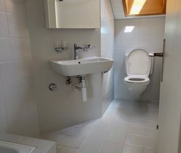 Charmante 3-Zimmer-Dachwohnung mit modernem Ausbau in Biel - Foto 6