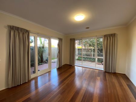 Spacious Townhouse - Photo 2