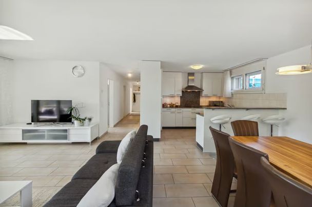 Helle 4.5-Zimmer-Wohnung mit Balkon und Stadtblick in Schlieren - Photo 1