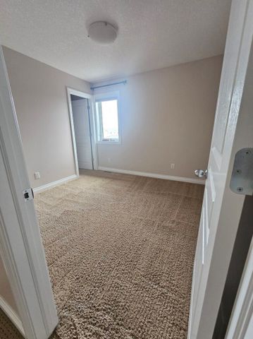 5-bedroom, 3-bathroom home - Photo 5