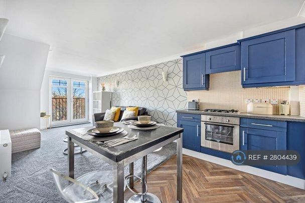 2 bedroom penthouse to rent - Photo 1