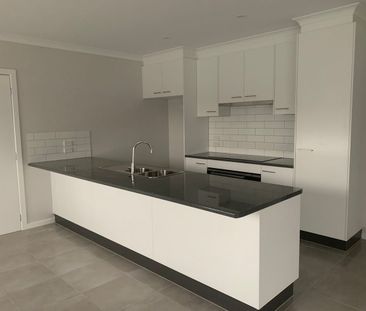 MODERN LOW MAINTENANCE UNIT - Photo 2