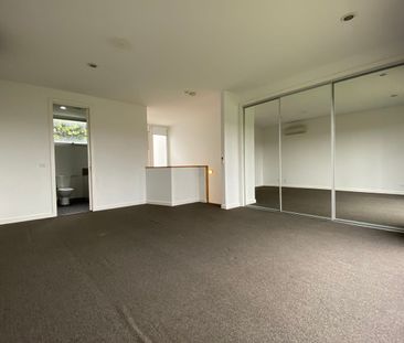 Big is Better: Large rooms, stunning views – HUGE - Photo 2