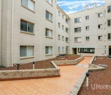 Spacious Open Plan neat & Tidy Two Bedroom Unit! - Photo 4