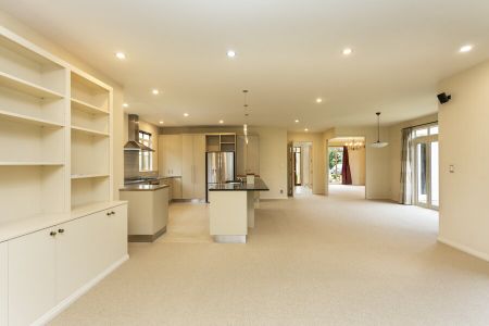 STUNNING HOME WITH ALL THE TRIMMINGS – FENDALTON - Photo 5