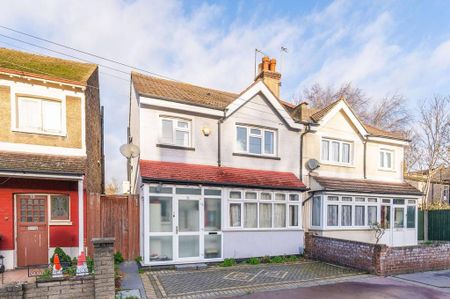 4 bedroom semi-detached house to rent - Photo 4