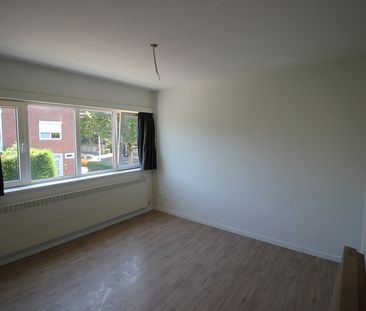 Een woning met 4 slaapkamers, autostaanplaats en stadskoer. - Photo 2