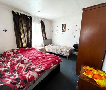 4 bedroom semi-detached house to rent - Photo 6