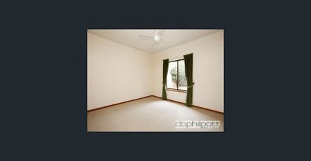 FRESHLY PAINTED COURTYARD HOME - Photo 5