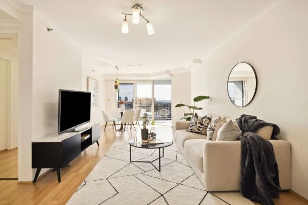 Stylish ninth-floor north facing apartment commands sweeping district views - Photo 1