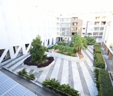 "Industry" Newtown One Bedroom + Huge Size Private Roof Top - Photo 2