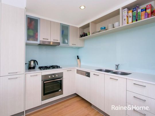 Modern, Partly Furnished, Great Location walk to UQ - Photo 1