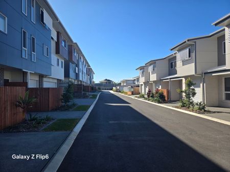 NEWSFLASH!! BRAND NEW, ULTRA MODERN, DECO DESIGNED, 3 BEDROOOMM TOWN HOME AVAILABLE TO RENT NOW!!"First 2 week's rent free" - Photo 3