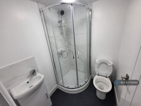 1 bedroom in a house share to rent - Photo 3